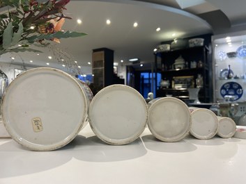 Cinq bo&icirc;tes couvertes en porcelaine de Chine famille rose &agrave; d&eacute;cor 'Wu Shuang Pu', 19&egrave;me