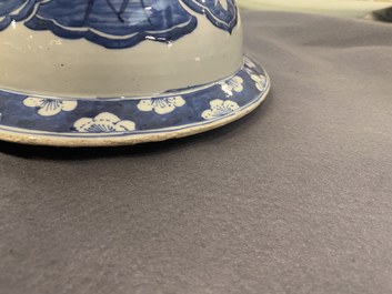 Een paar grote Chinese blauw-witte dekselvazen, 19e eeuw