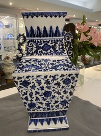 Een Chinese blauw-witte vaas met florale slingers, Qianlong
