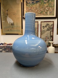 Un grand vase de forme 'tianqiu ping' en porcelaine de Chine clair de lune monochrome, 19&egrave;me