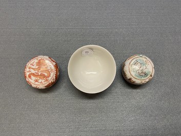 Un bol Dayazhai et deux bo&icirc;tes &agrave; p&acirc;te en porcelaine de Chine, 19&egrave;me