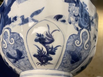 Deux bols en porcelaine de Chine en bleu et blanc, Kangxi et Wanli