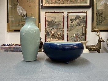 Een Chinese monochrome blauwe wierookbrander en een celadon vaas met slipdecor, 18/19e eeuw