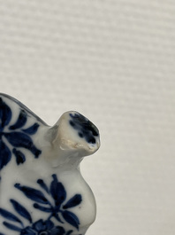 Een Chinees blauw-wit zoutvat naar Europees zilveren model, Kangxi