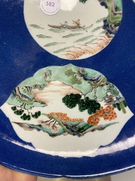 Un plat en porcelaine de Chine famille verte &agrave; fond bleu poudr&eacute;, 19&egrave;me