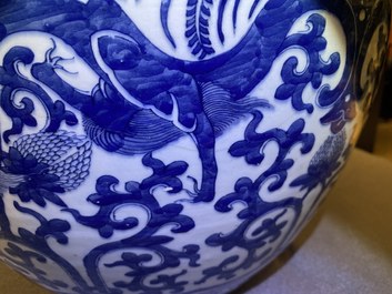 Un aquarium en porcelaine de Chine en bleu et blanc, 19&egrave;me