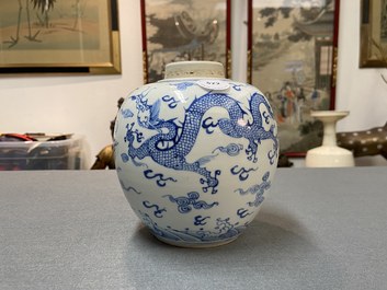Un pot en porcelaine de Chine en bleu et blanc &agrave; d&eacute;cor d'un dragon et d'un ph&eacute;nix, marque de Chenghua, Kangxi