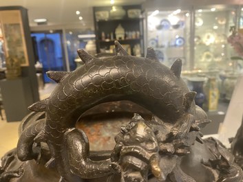 Un tr&egrave;s grand br&ucirc;le-parfum couvert en bronze, Chine, marque de Xuande, Ming