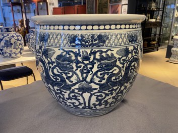 Un aquarium en porcelaine de Chine en bleu et blanc, 19&egrave;me