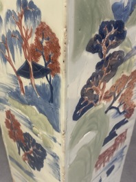 Un vase de forme carr&eacute;e en porcelaine de Chine en bleu et blanc, c&eacute;ladon et rouge de cuivre, Kangxi