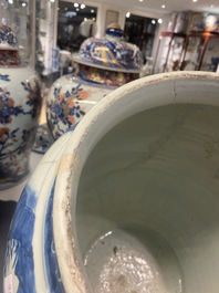 Trois grands vases en porcelaine de Chine en bleu et blanc, &eacute;poque Transition