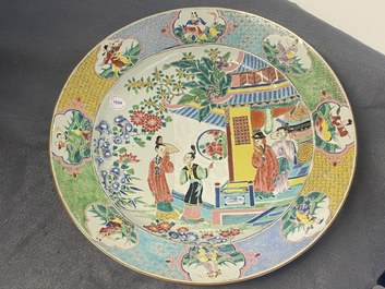 Un grand plat en porcelaine de Chine famille rose &agrave; d&eacute;cor de figures devant un temple, Yongzheng