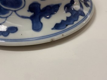 Een paar Chinese blauw-witte dekselvazen met pioenslingers, Kangxi