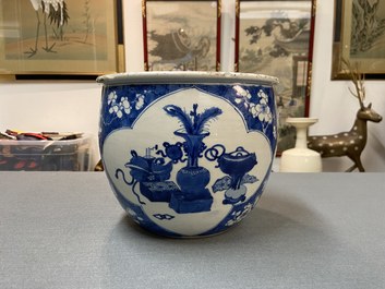 Une jardini&egrave;re en porcelaine de Chine en bleu et blanc, Kangxi