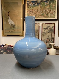 Un grand vase de forme 'tianqiu ping' en porcelaine de Chine clair de lune monochrome, 19&egrave;me