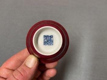 Een Chinese monochrome robijnrode kom, Qianlong merk en periode