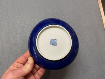Een Chinese monochrome blauwe schotel, Qianlong merk en periode