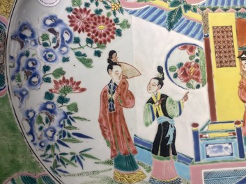 Un grand plat en porcelaine de Chine famille rose &agrave; d&eacute;cor de figures devant un temple, Yongzheng