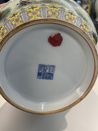 Un vase de forme bouteille en porcelaine de Chine famille rose &agrave; d&eacute;cor de chiens, marque de Qianlong