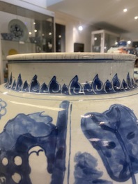 Trois grands vases en porcelaine de Chine en bleu et blanc, &eacute;poque Transition