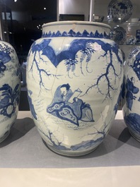 Trois grands vases en porcelaine de Chine en bleu et blanc, &eacute;poque Transition