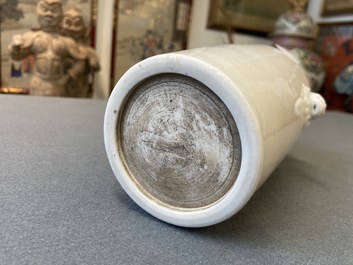 Un vase de forme rouleau en porcelaine blanc de Chine, Kangxi