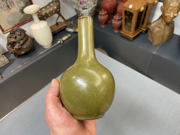 Een Chinese monochrome flesvormige 'teadust' vaas, 19e eeuw