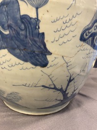 Trois grands vases en porcelaine de Chine en bleu et blanc, &eacute;poque Transition