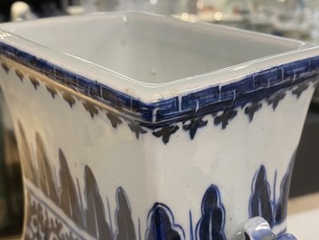 Een Chinese blauw-witte vaas met florale slingers, Qianlong