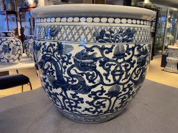 Un aquarium en porcelaine de Chine en bleu et blanc, 19&egrave;me