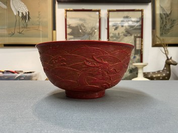 Un bol en porcelaine de Chine imitant la laque rouge &agrave; d&eacute;cor d'un dragon, marque de Qianlong, R&eacute;publique
