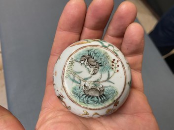 Un bol Dayazhai et deux bo&icirc;tes &agrave; p&acirc;te en porcelaine de Chine, 19&egrave;me