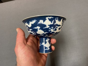Een Chinese 'draken' stem cup met blauwe fondkleur, Xuande merk, Republiek
