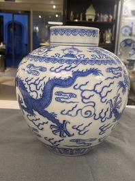Een zeldzame Chinese blauw-witte 'draken' dekselpot, Qianlong merk en misschien periode