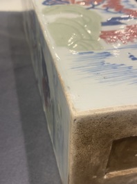 Un vase de forme carr&eacute;e en porcelaine de Chine en bleu et blanc, c&eacute;ladon et rouge de cuivre, Kangxi