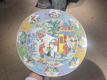 Un grand plat en porcelaine de Chine famille rose &agrave; d&eacute;cor de figures devant un temple, Yongzheng