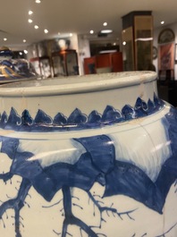 Trois grands vases en porcelaine de Chine en bleu et blanc, &eacute;poque Transition