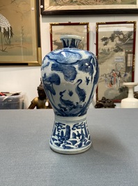 Un vase de forme 'meiping' en porcelaine de Chine en bleu et blanc, Wanli