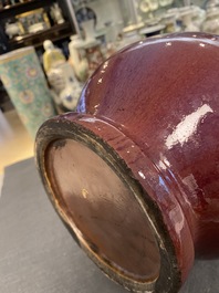 Een Chinese vaas met flamb&eacute; glazuur tot lamp omgevormd, Qianlong