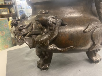 Un tr&egrave;s grand br&ucirc;le-parfum couvert en bronze, Chine, marque de Xuande, Ming