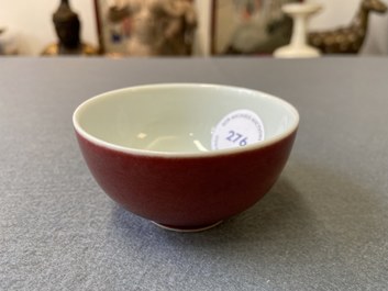 Une tasse &agrave; vin en porcelaine de Chine en rouge de cuivre monochrome, marque de Yongzheng, 19/20&egrave;me