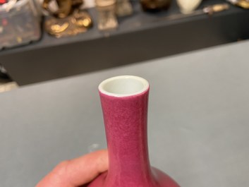 Een Chinese monochrome robijnrode flesvormige vaas, Qing
