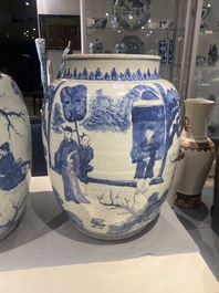 Drie grote Chinese blauw-witte vazen met figuren in een landschap, Transitie periode