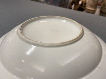 Un plat en porcelaine de Chine qianjiang cai &agrave; d&eacute;cor d'un oiseau en vol, 19/20&egrave;me