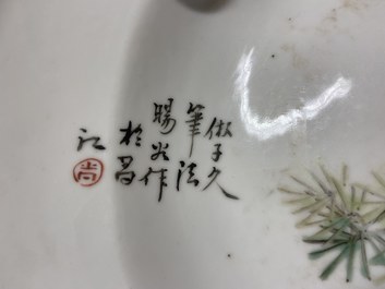 Un plat en porcelaine de Chine qianjiang cai &agrave; d&eacute;cor d'un oiseau en vol, 19/20&egrave;me