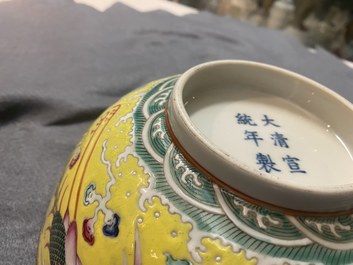 Un bol en porcelaine de Chine famille rose &agrave; fond jaune, marque et &eacute;poque de Xuantong