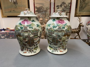 Une paire de vases couverts en porcelaine de Chine qianjiang cai, 19/20&egrave;me