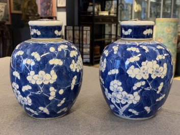 Une paire de pots couverts et une paire de bols couverts sur supports en porcelaine de Chine en bleu et blanc, 19&egrave;me