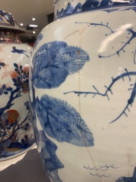 Trois grands vases en porcelaine de Chine en bleu et blanc, &eacute;poque Transition