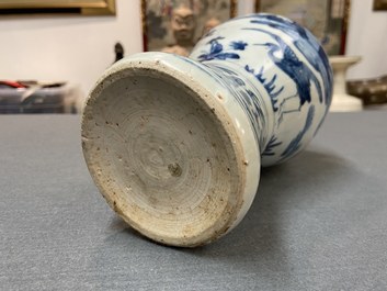 Een Chinese blauw-witte 'meiping' vaas met kraanvogels, Wanli